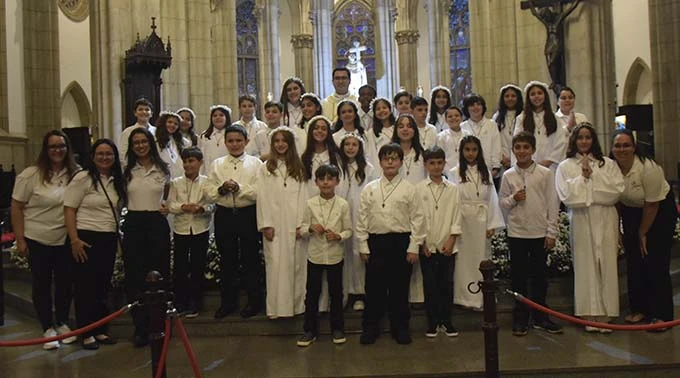 Catedral celebra Primeira Comunhão de 31 crianças no Dia da Santíssima Trindade e de Nossa Senhora do Amor Divino