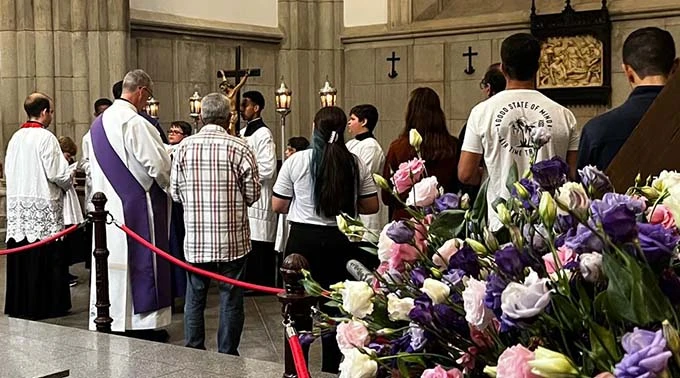 Caminho de Fé e Reflexão: Fiéis Vivenciam a Via-Sacra na Catedral