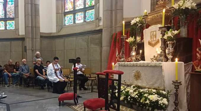 Fiéis se reúnem na Catedral para oração do Ofício das Leituras e Laudes na Sexta-feira Santa