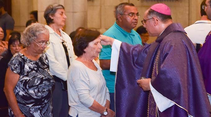 Read more about the article Bispo Diocesano celebra Missa de Cinzas na Catedral